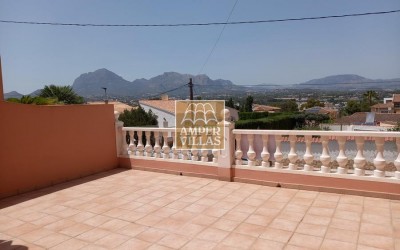 Bonito y amplio chalet en el centro del Albir con piscina privada.